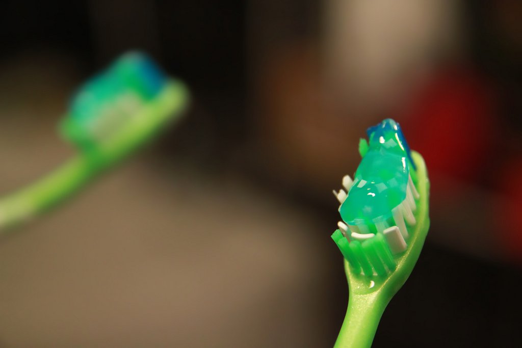 alternative and unusual uses for toothpaste